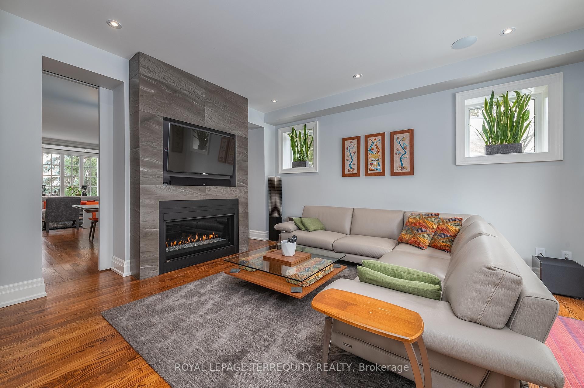 









19


Bannon

Avenue,
Toronto,




ON
M8X 1T6

