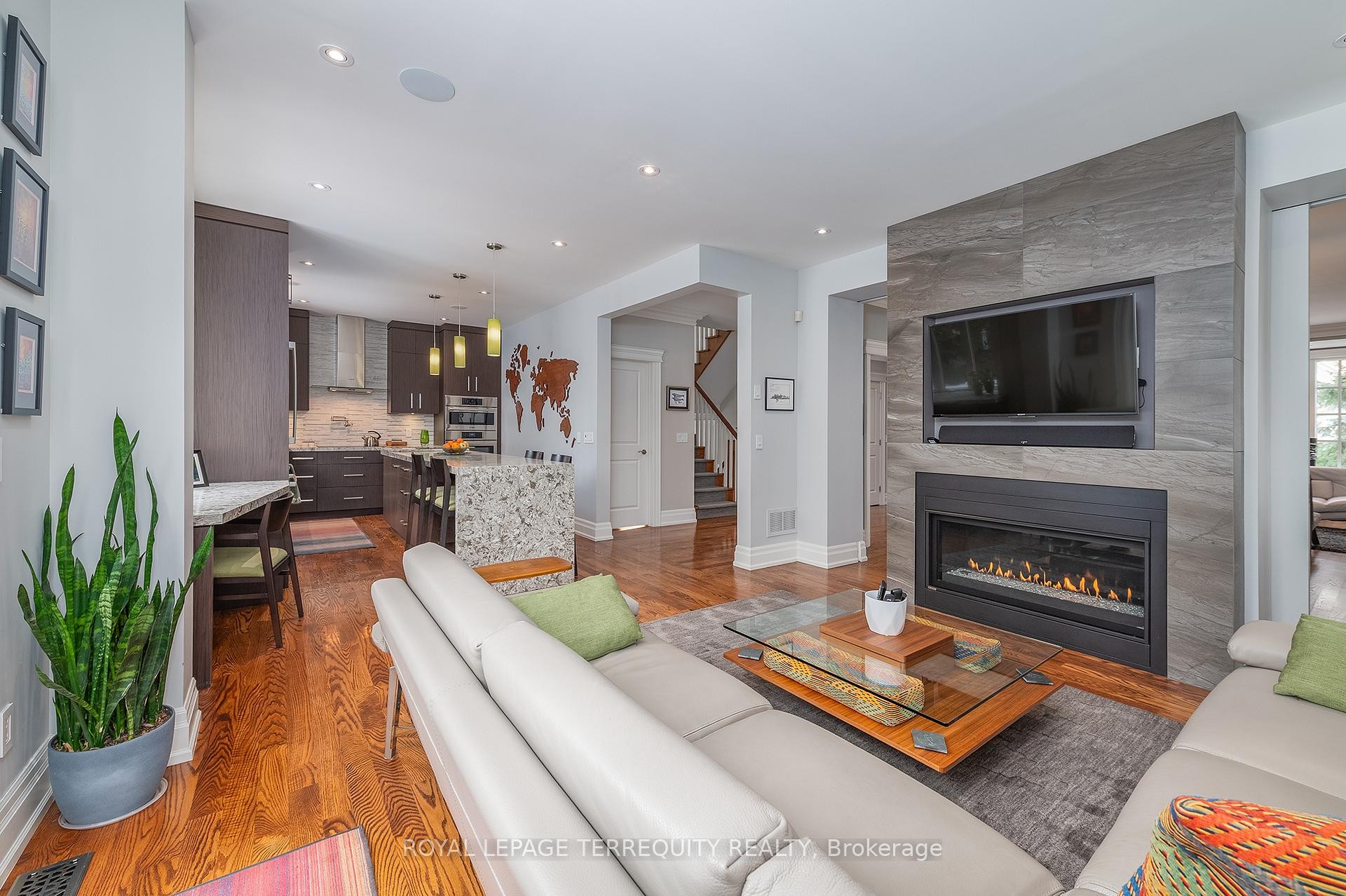 









19


Bannon

Avenue,
Toronto,




ON
M8X 1T6


