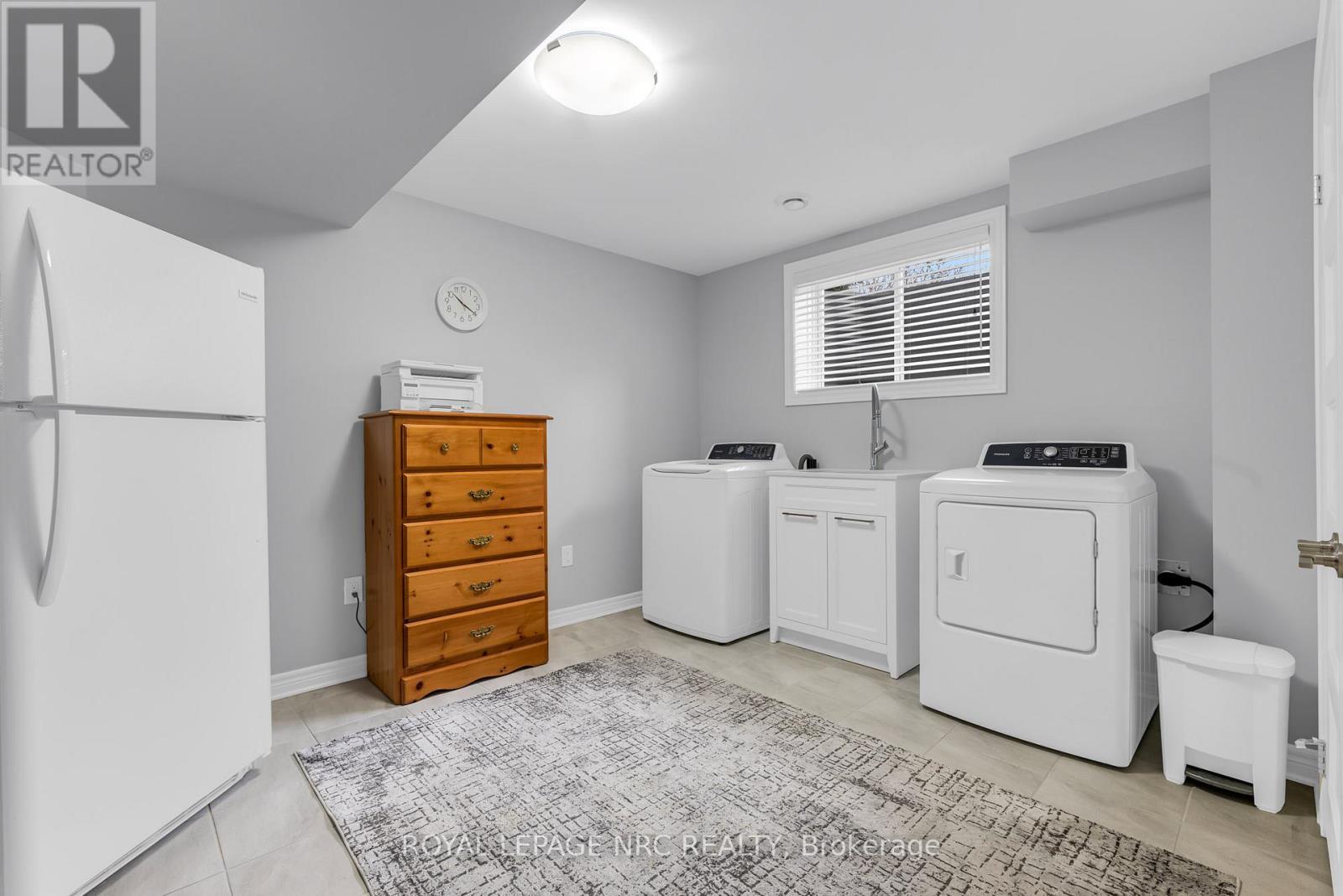 












55 ANDREW LANE

,
Thorold (Hurricane/Merrittville),




Ontario
L2V0E4

