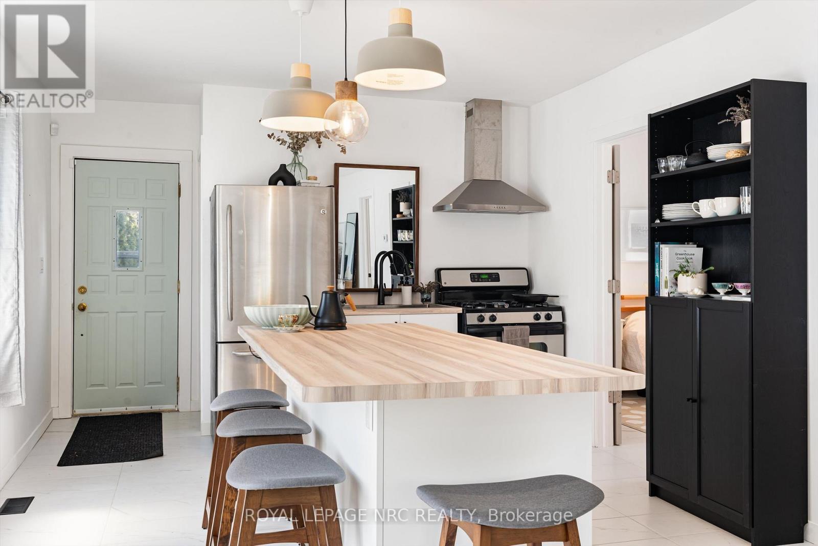 












37 LOCK STREET

,
St. Catharines (Port Dalhousie),




Ontario
L2N5B8

