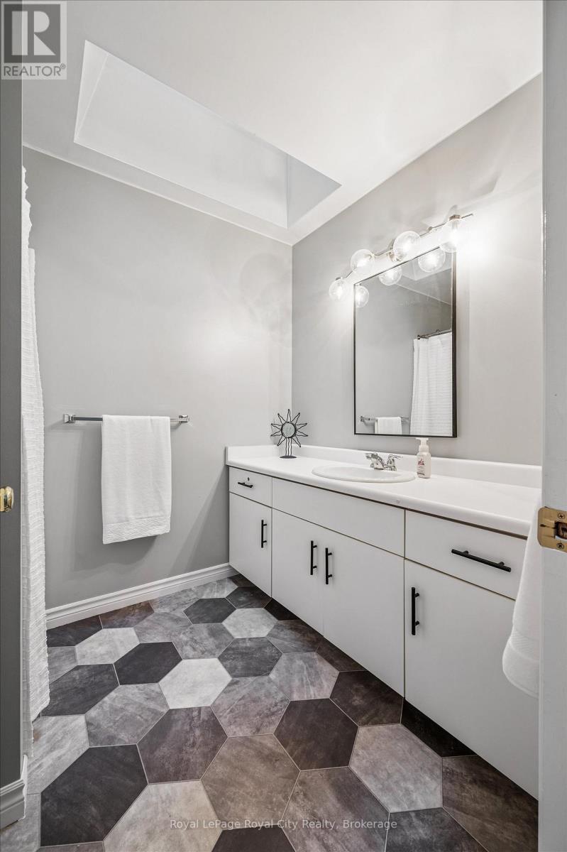 












21 MARILYN DRIVE

,
Guelph (Riverside Park),




Ontario
N1H1G9

