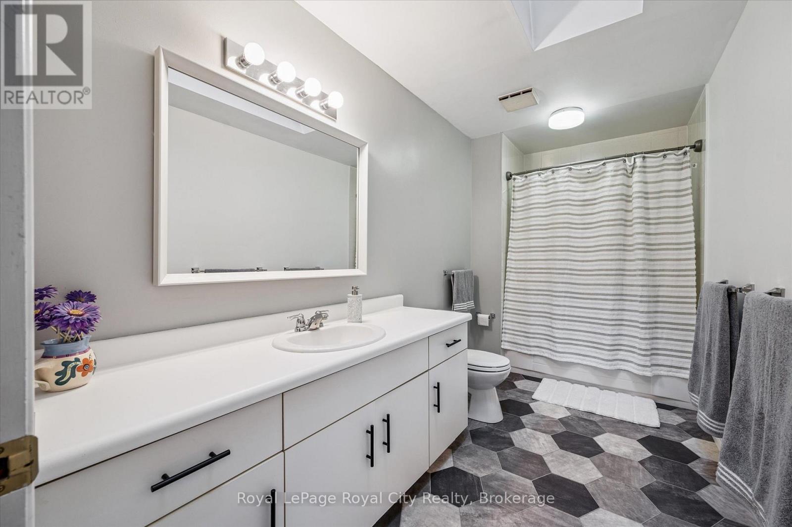 












21 MARILYN DRIVE

,
Guelph (Riverside Park),




Ontario
N1H1G9

