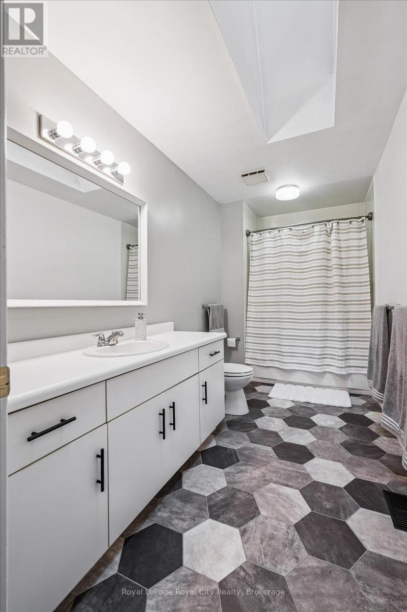 












21 MARILYN DRIVE

,
Guelph (Riverside Park),




Ontario
N1H1G9

