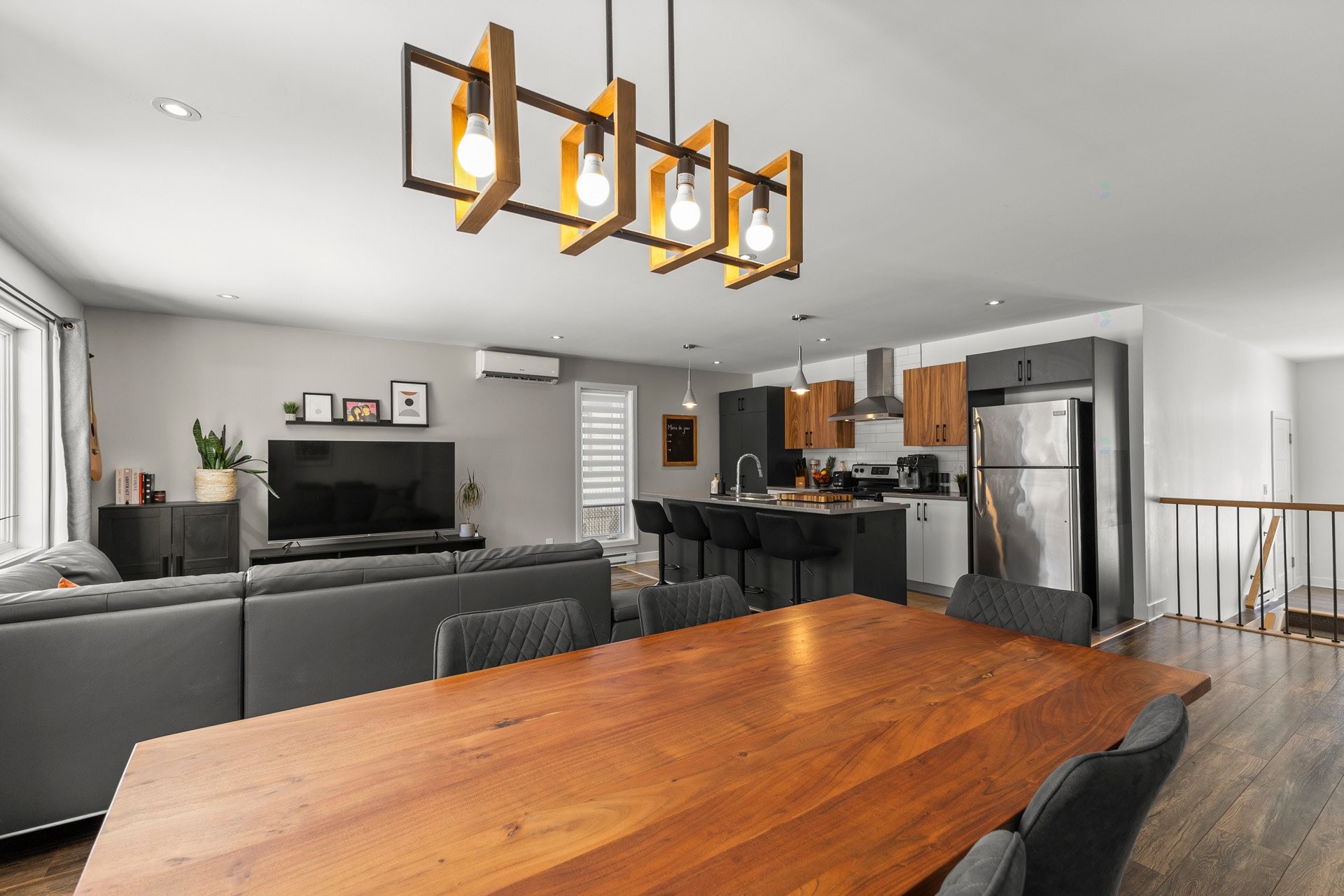 









163

 - 163A


4e Avenue

,
Saint-Zotique,




QC
J0P1Z0

