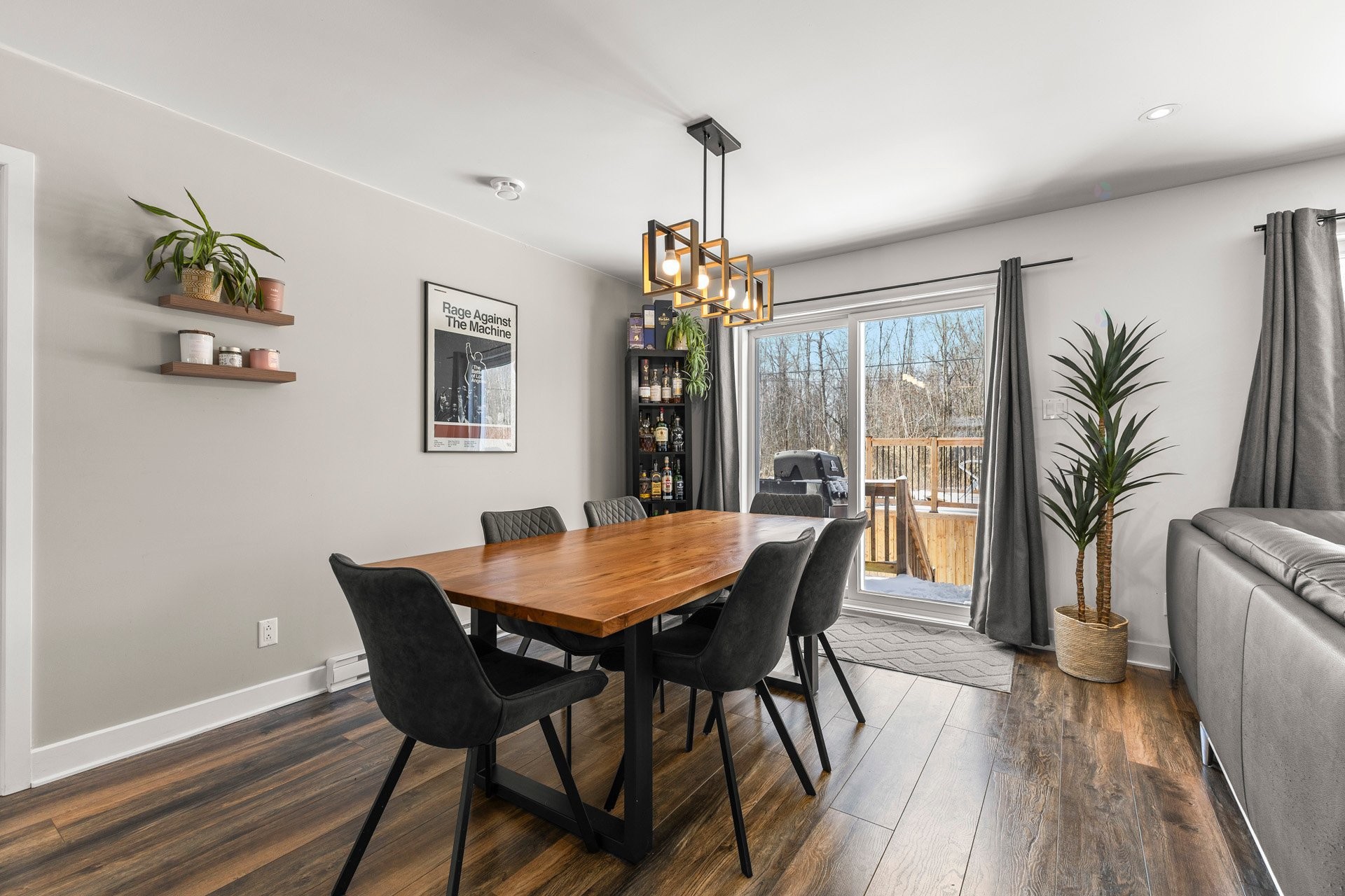 









163

 - 163A


4e Avenue

,
Saint-Zotique,




QC
J0P1Z0

