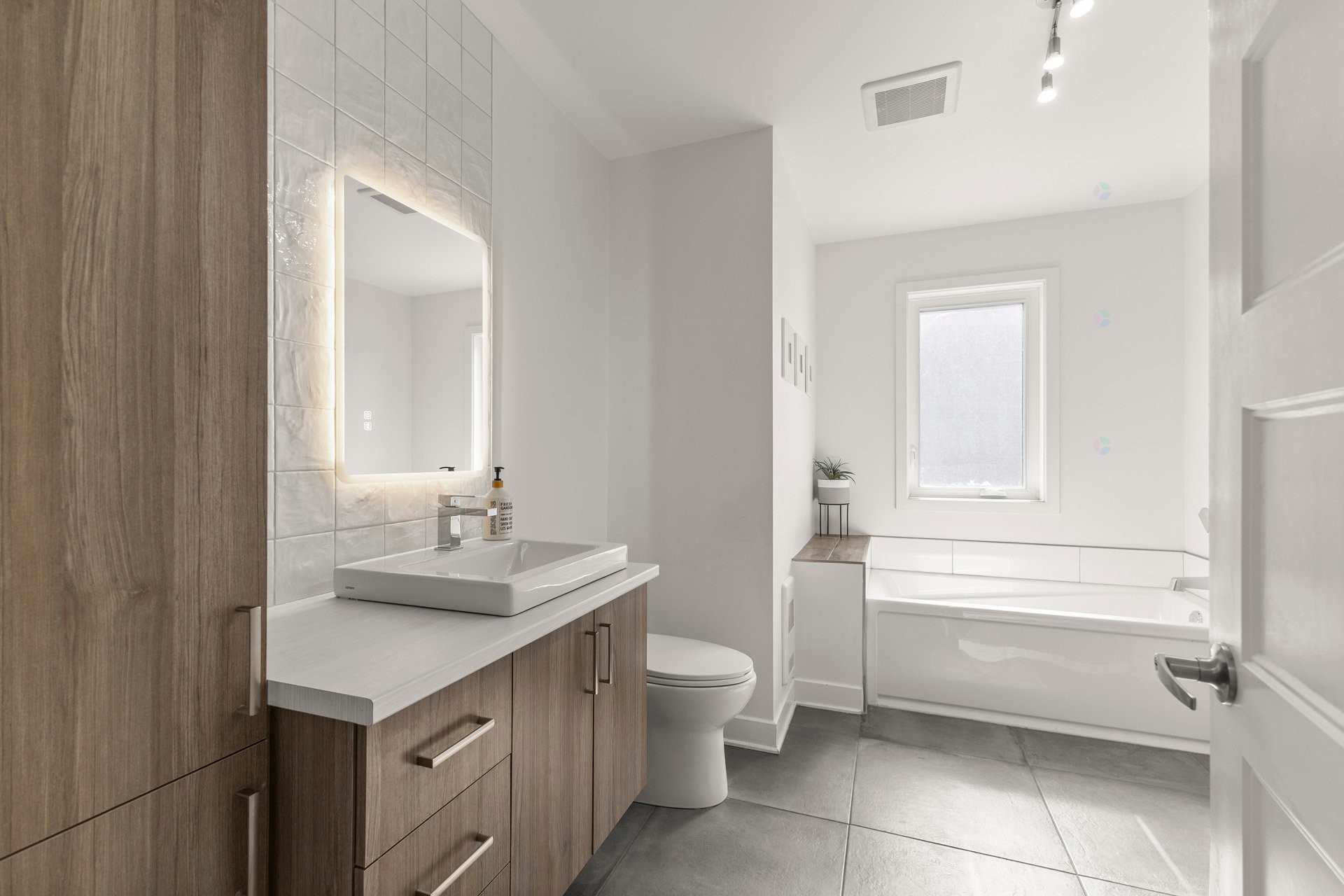 









163

 - 163A


4e Avenue

,
Saint-Zotique,




QC
J0P1Z0


