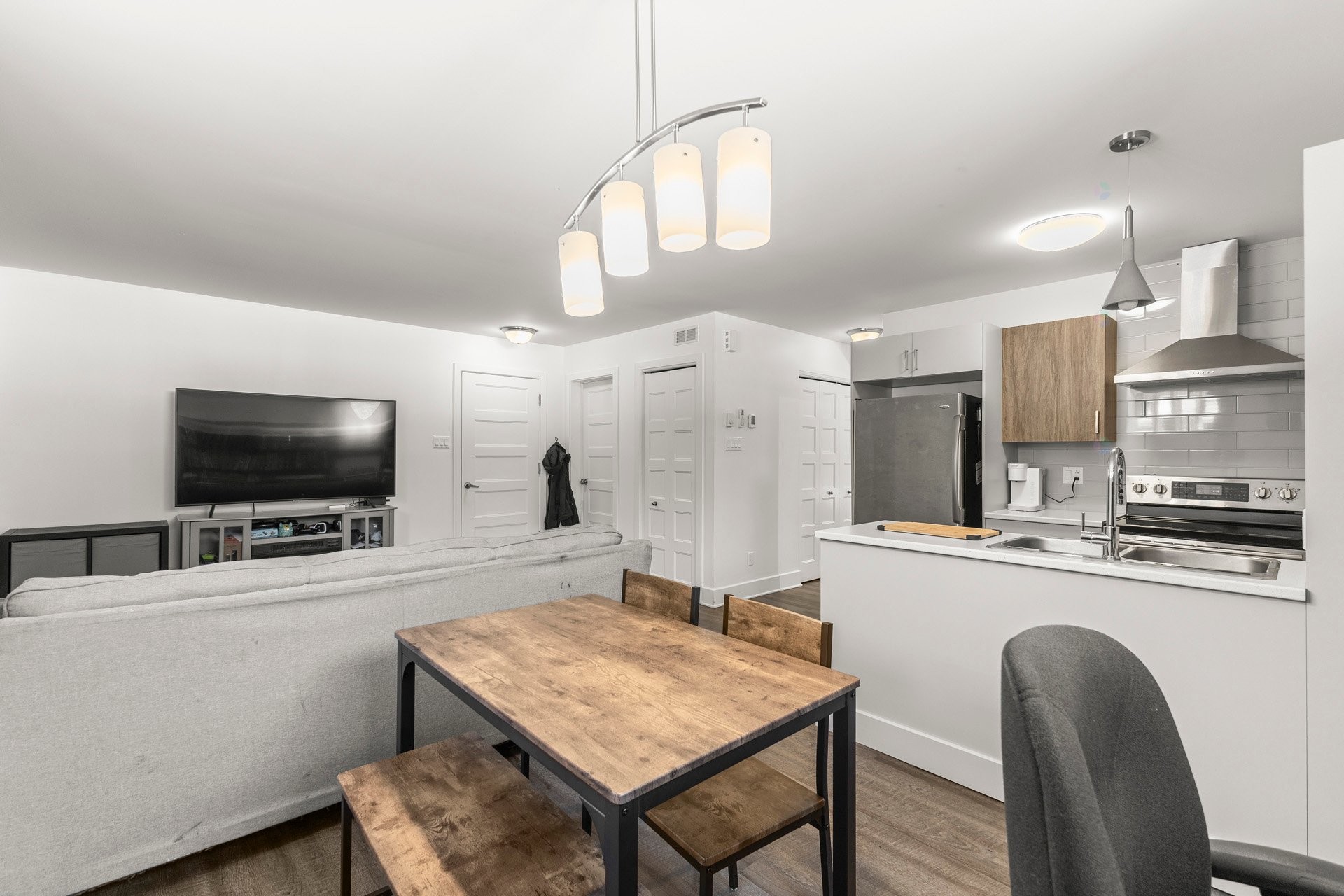 









163

 - 163A


4e Avenue

,
Saint-Zotique,




QC
J0P1Z0

