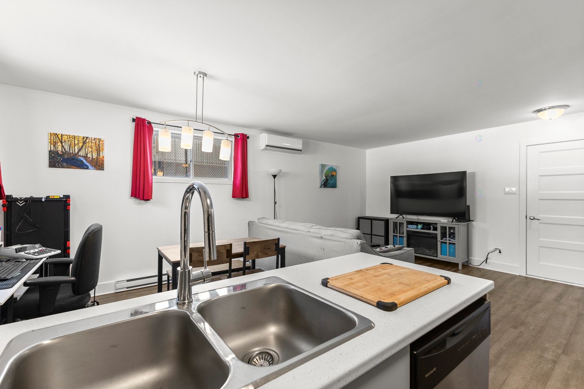 









163

 - 163A


4e Avenue

,
Saint-Zotique,




QC
J0P1Z0

