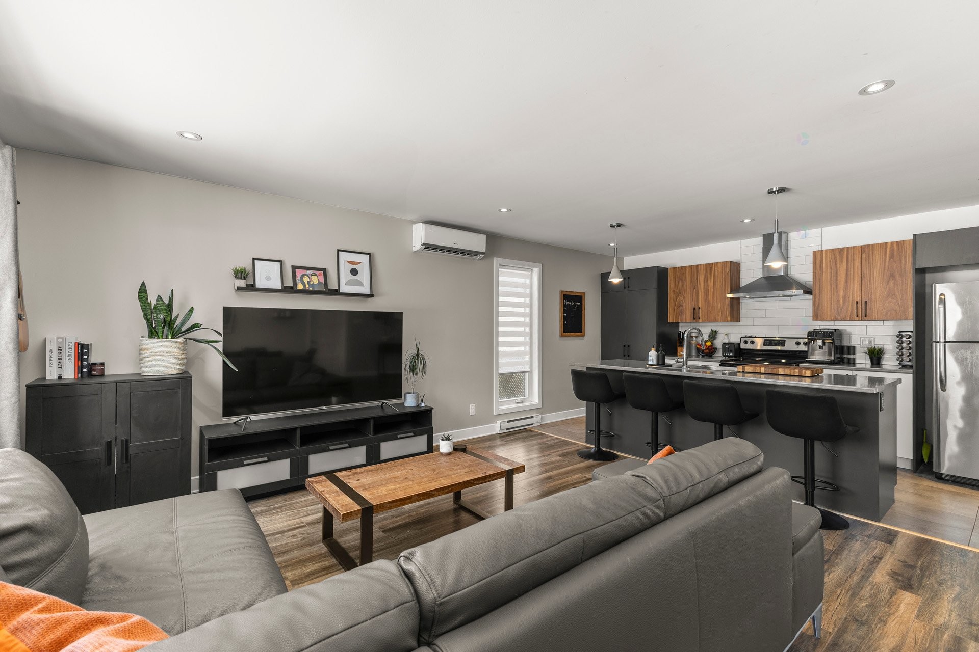









163

 - 163A


4e Avenue

,
Saint-Zotique,




QC
J0P1Z0

