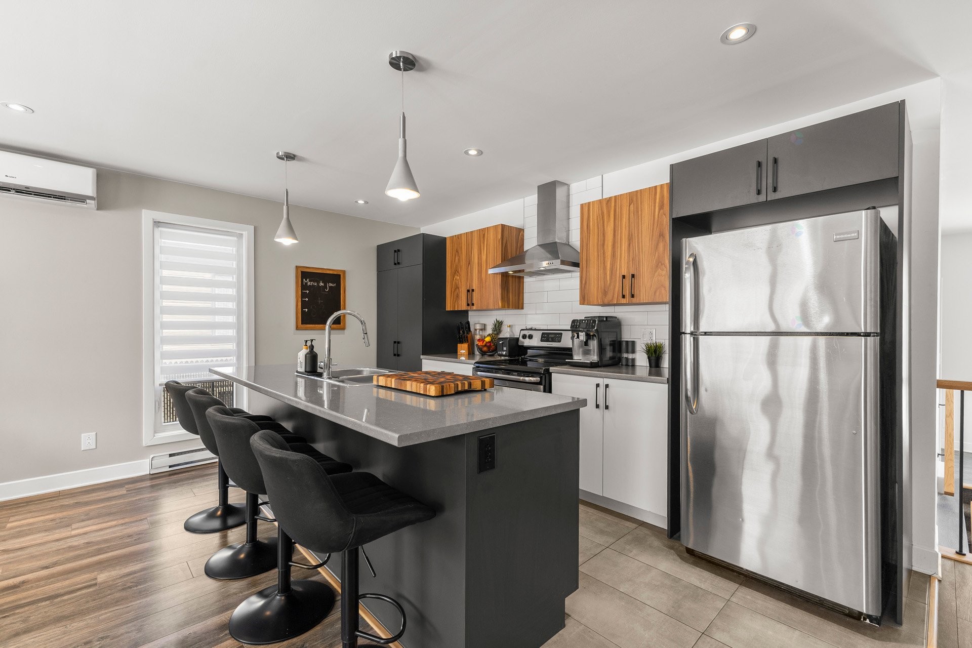 









163

 - 163A


4e Avenue

,
Saint-Zotique,




QC
J0P1Z0

