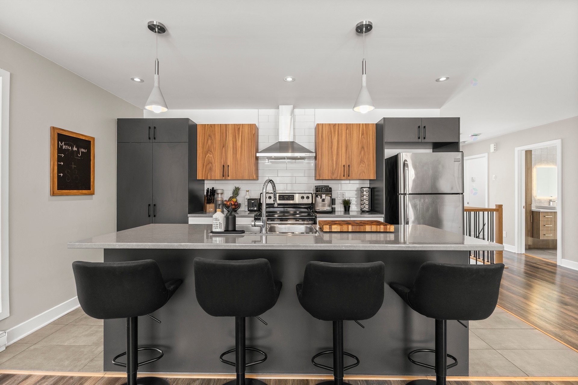 









163

 - 163A


4e Avenue

,
Saint-Zotique,




QC
J0P1Z0

