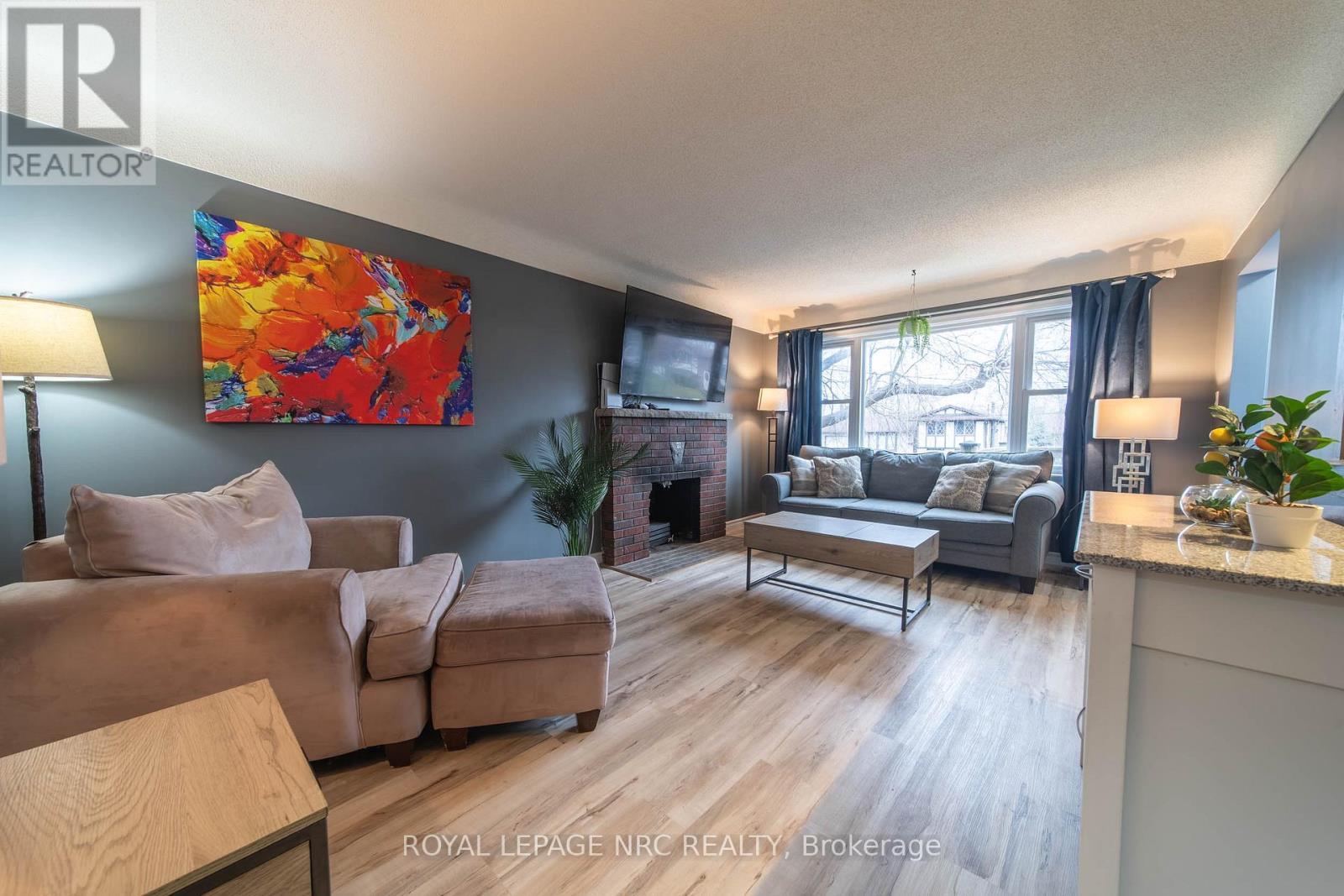 












955 FERNDALE AVENUE

,
Fort Erie (Crescent Park),




Ontario
L2A5E1

