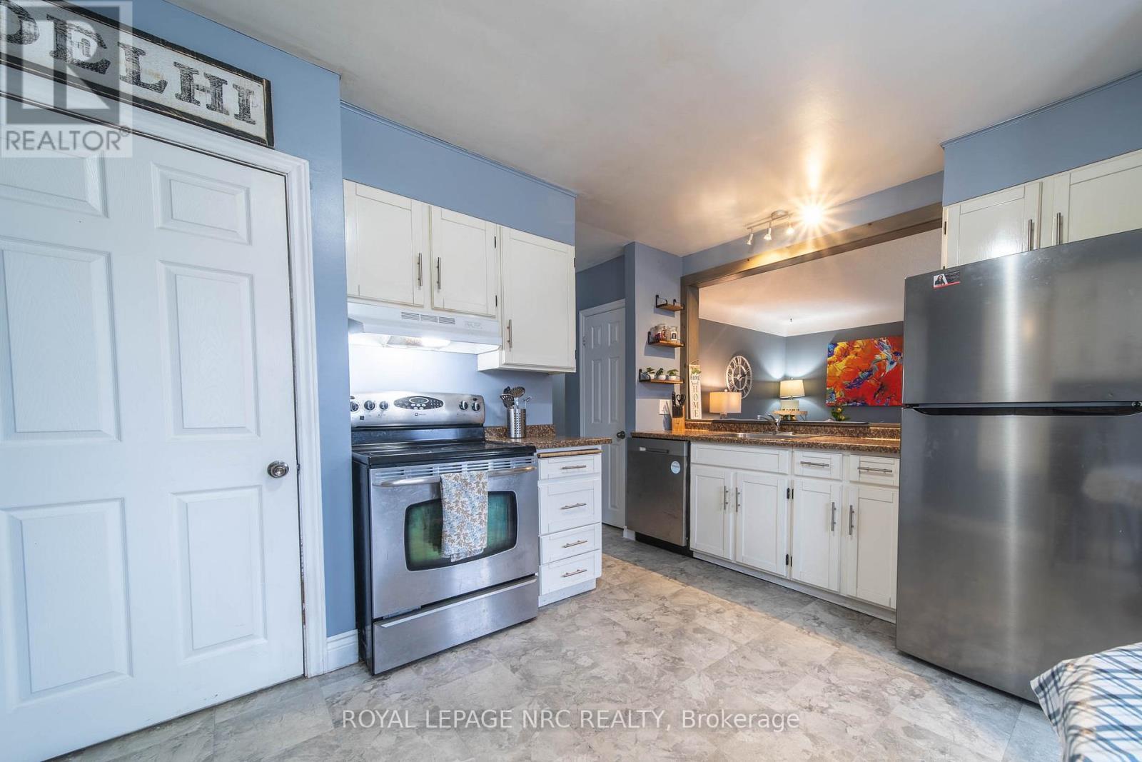 












955 FERNDALE AVENUE

,
Fort Erie (Crescent Park),




Ontario
L2A5E1

