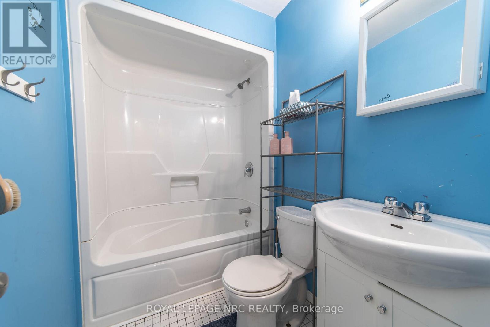 












955 FERNDALE AVENUE

,
Fort Erie (Crescent Park),




Ontario
L2A5E1

