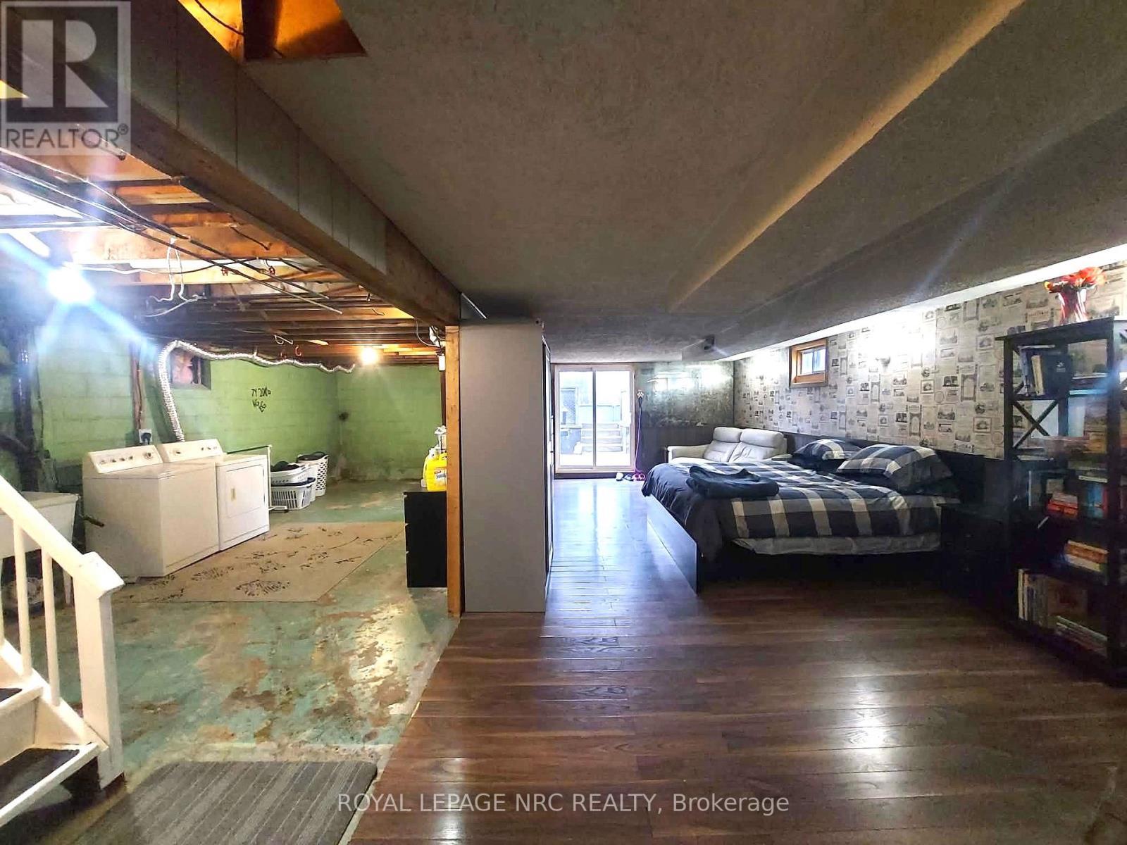 












955 FERNDALE AVENUE

,
Fort Erie (Crescent Park),




Ontario
L2A5E1

