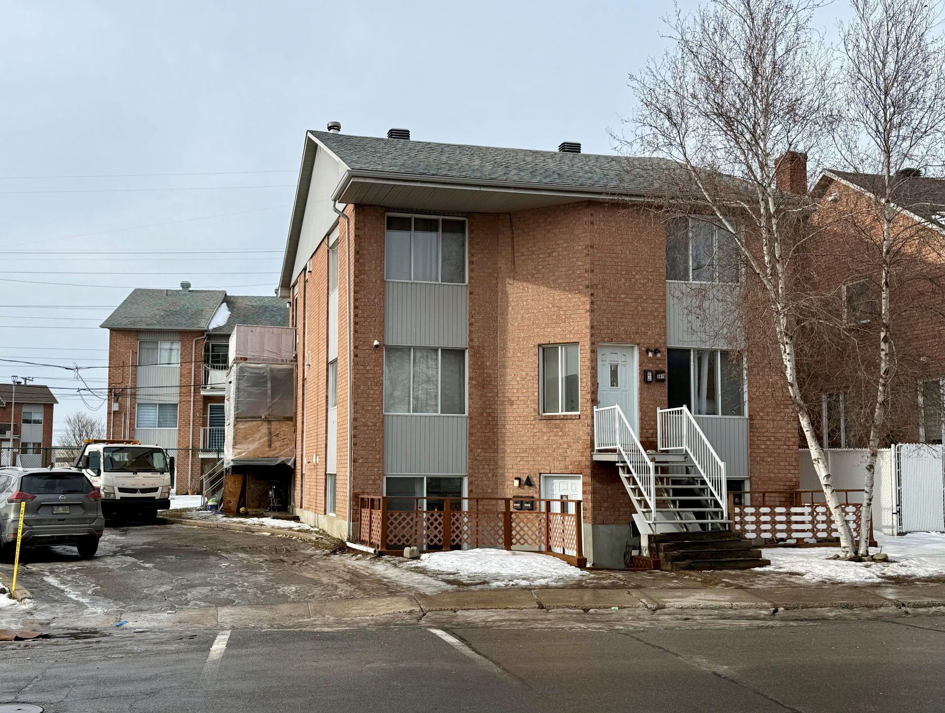 









5410

 - 5416


Av. Clarendon

,
Laval (Chomedey),




QC
H7W5B1

