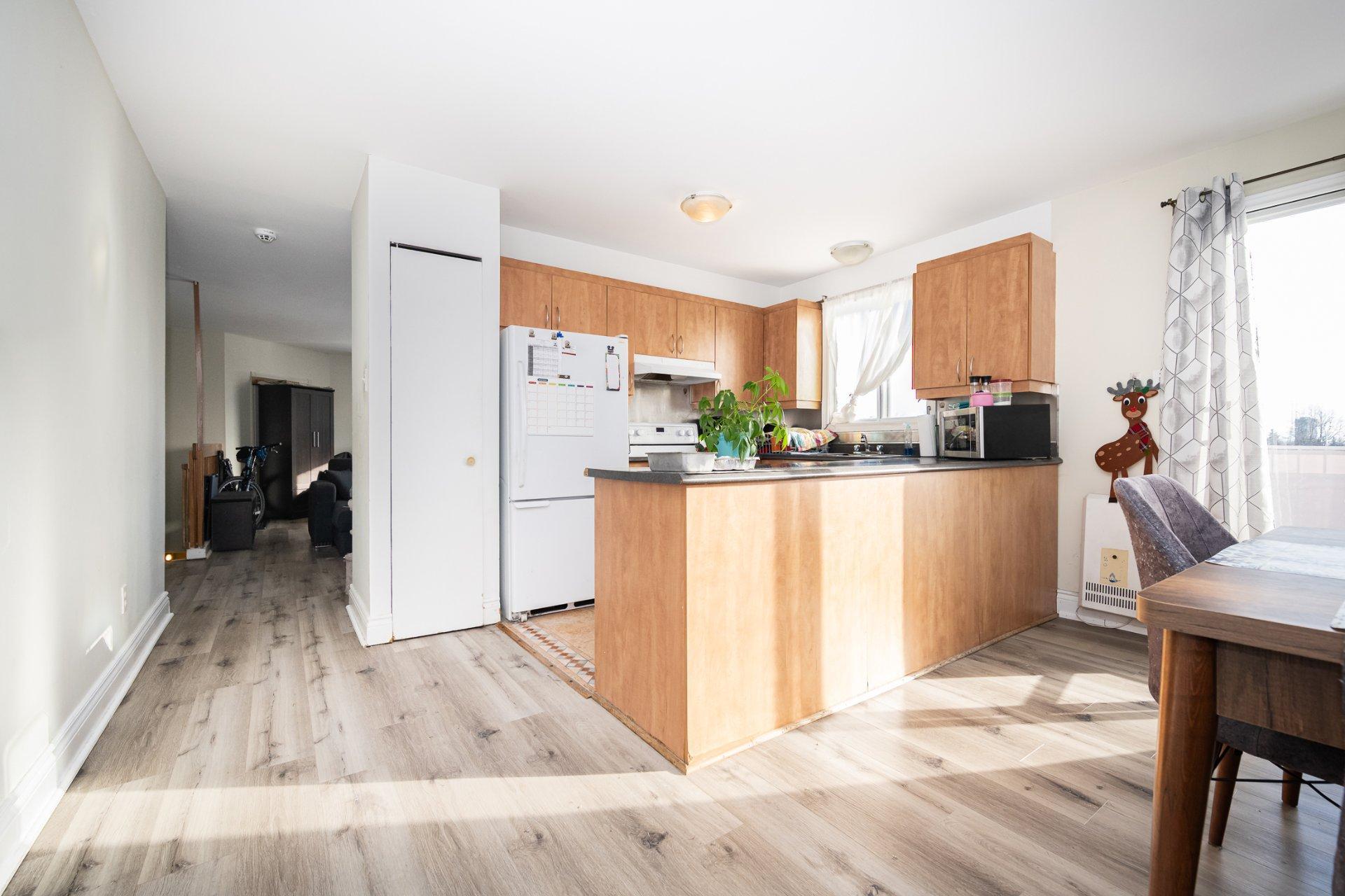 









5410

 - 5416


Av. Clarendon

,
Laval (Chomedey),




QC
H7W5B1

