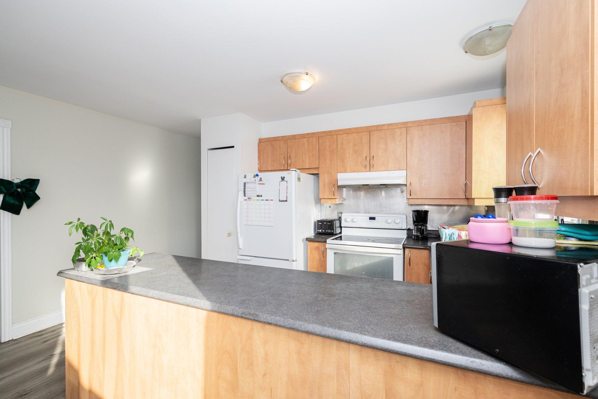 









5410

 - 5416


Av. Clarendon

,
Laval (Chomedey),




QC
H7W5B1

