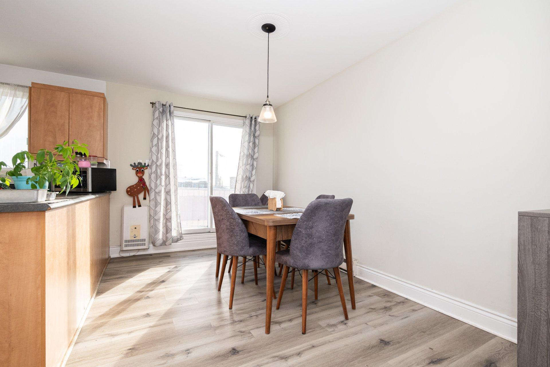 









5410

 - 5416


Av. Clarendon

,
Laval (Chomedey),




QC
H7W5B1

