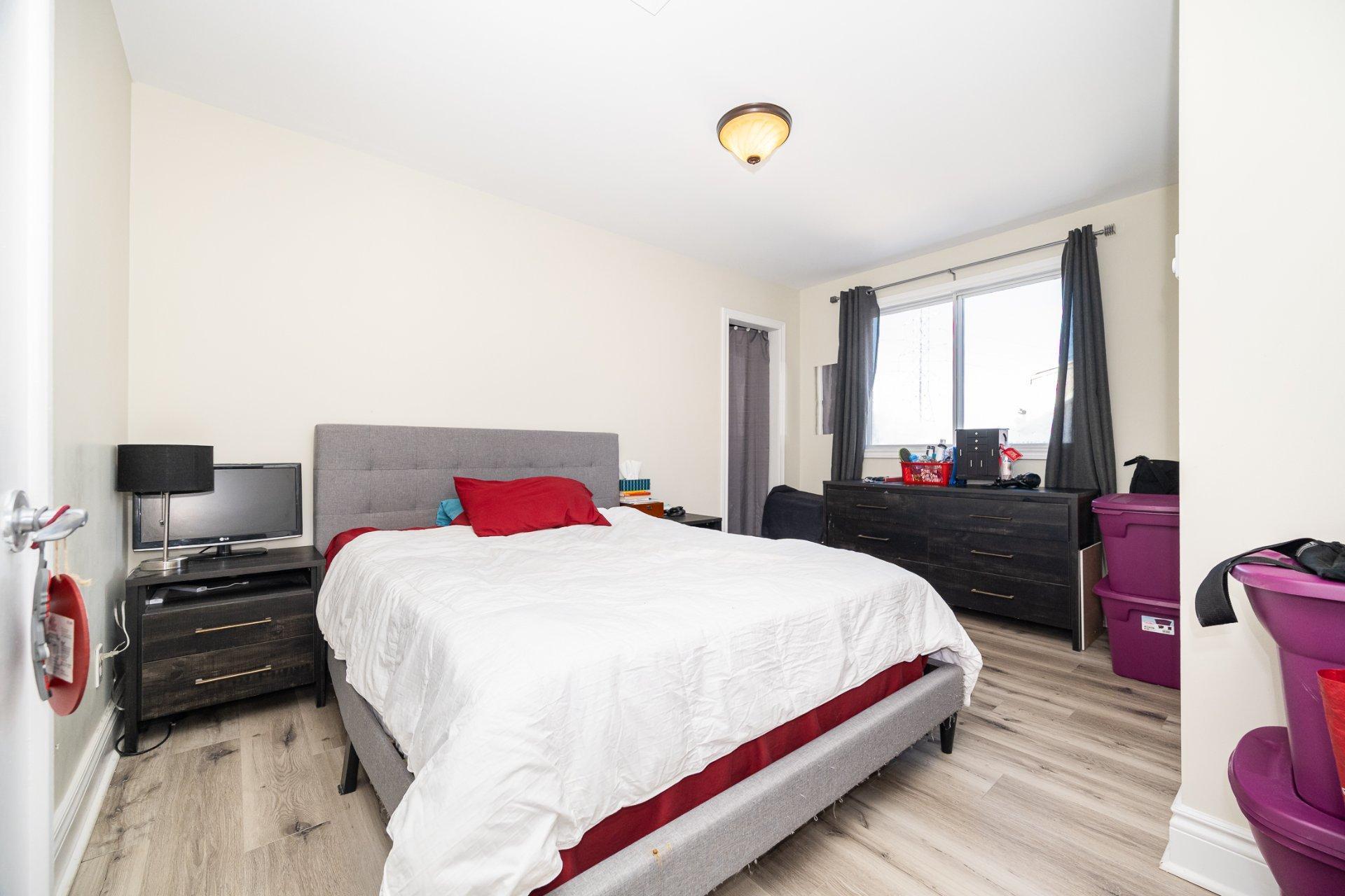 









5410

 - 5416


Av. Clarendon

,
Laval (Chomedey),




QC
H7W5B1

