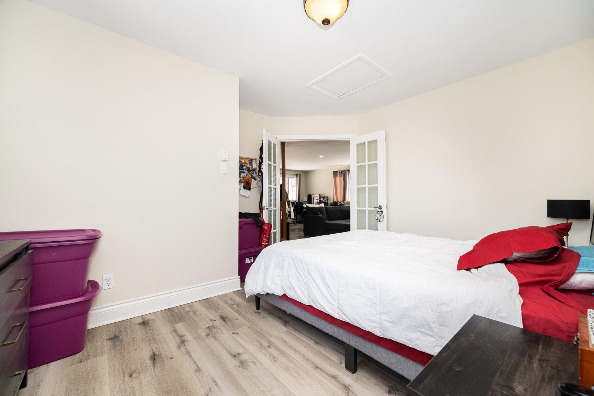 









5410

 - 5416


Av. Clarendon

,
Laval (Chomedey),




QC
H7W5B1

