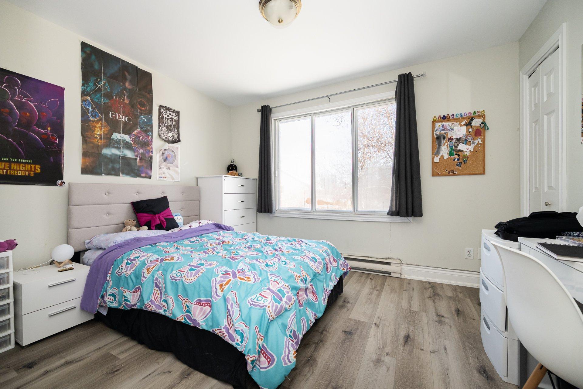 









5410

 - 5416


Av. Clarendon

,
Laval (Chomedey),




QC
H7W5B1

