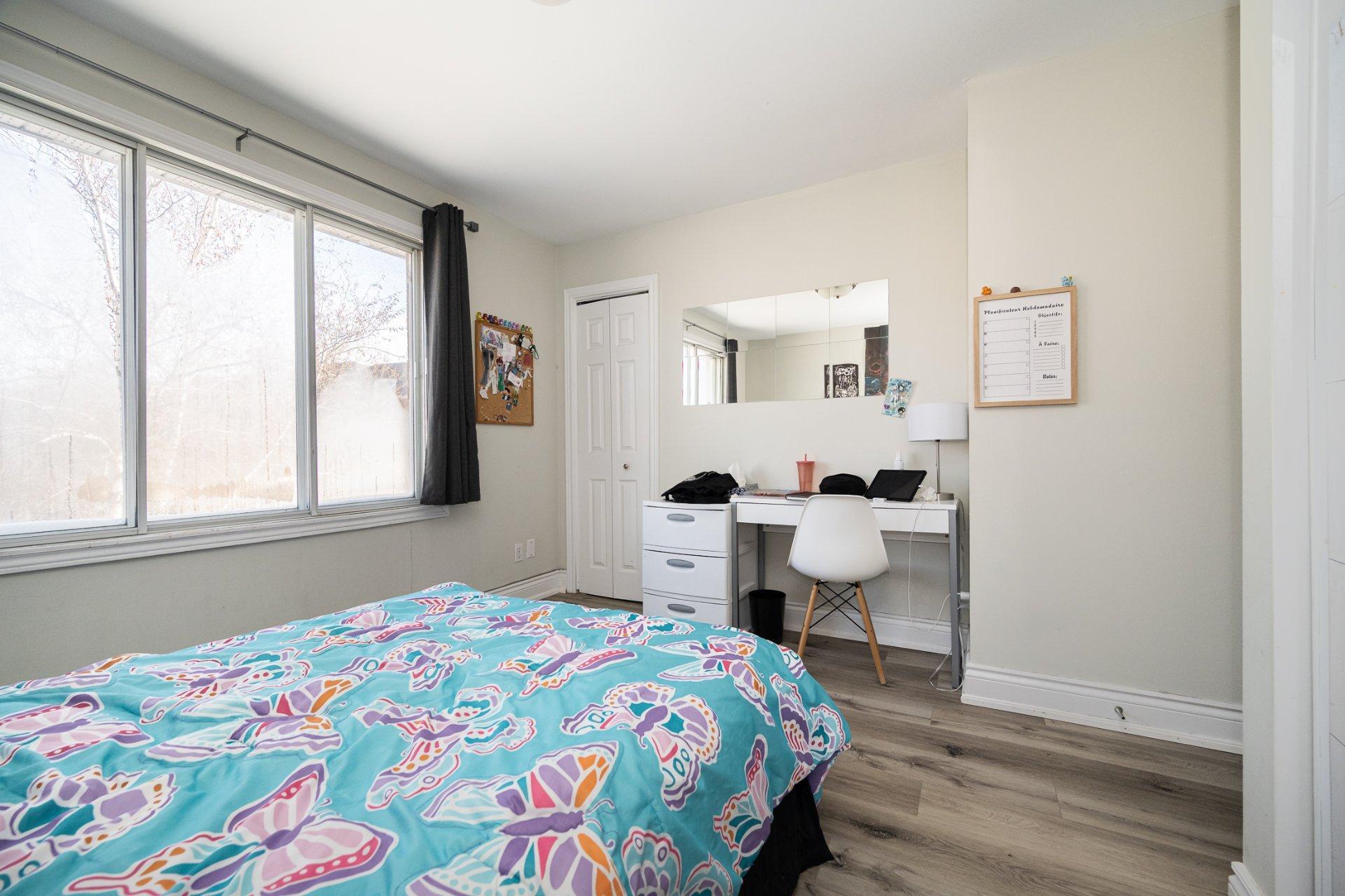 









5410

 - 5416


Av. Clarendon

,
Laval (Chomedey),




QC
H7W5B1

