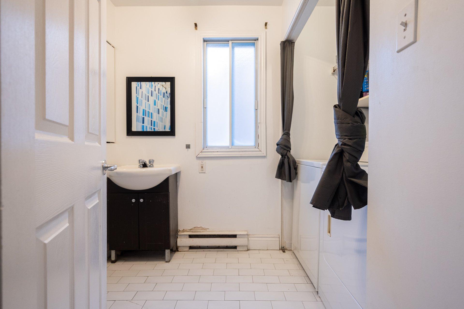 









5410

 - 5416


Av. Clarendon

,
Laval (Chomedey),




QC
H7W5B1

