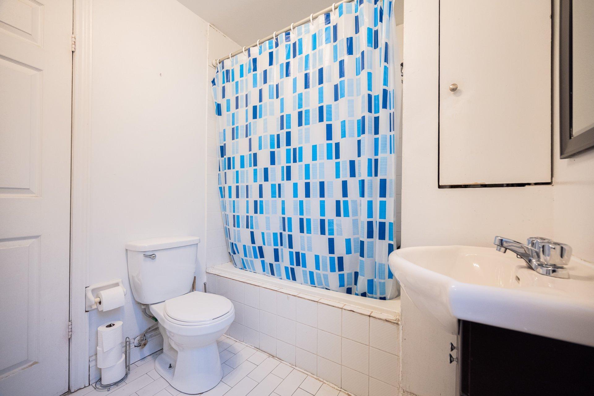 









5410

 - 5416


Av. Clarendon

,
Laval (Chomedey),




QC
H7W5B1

