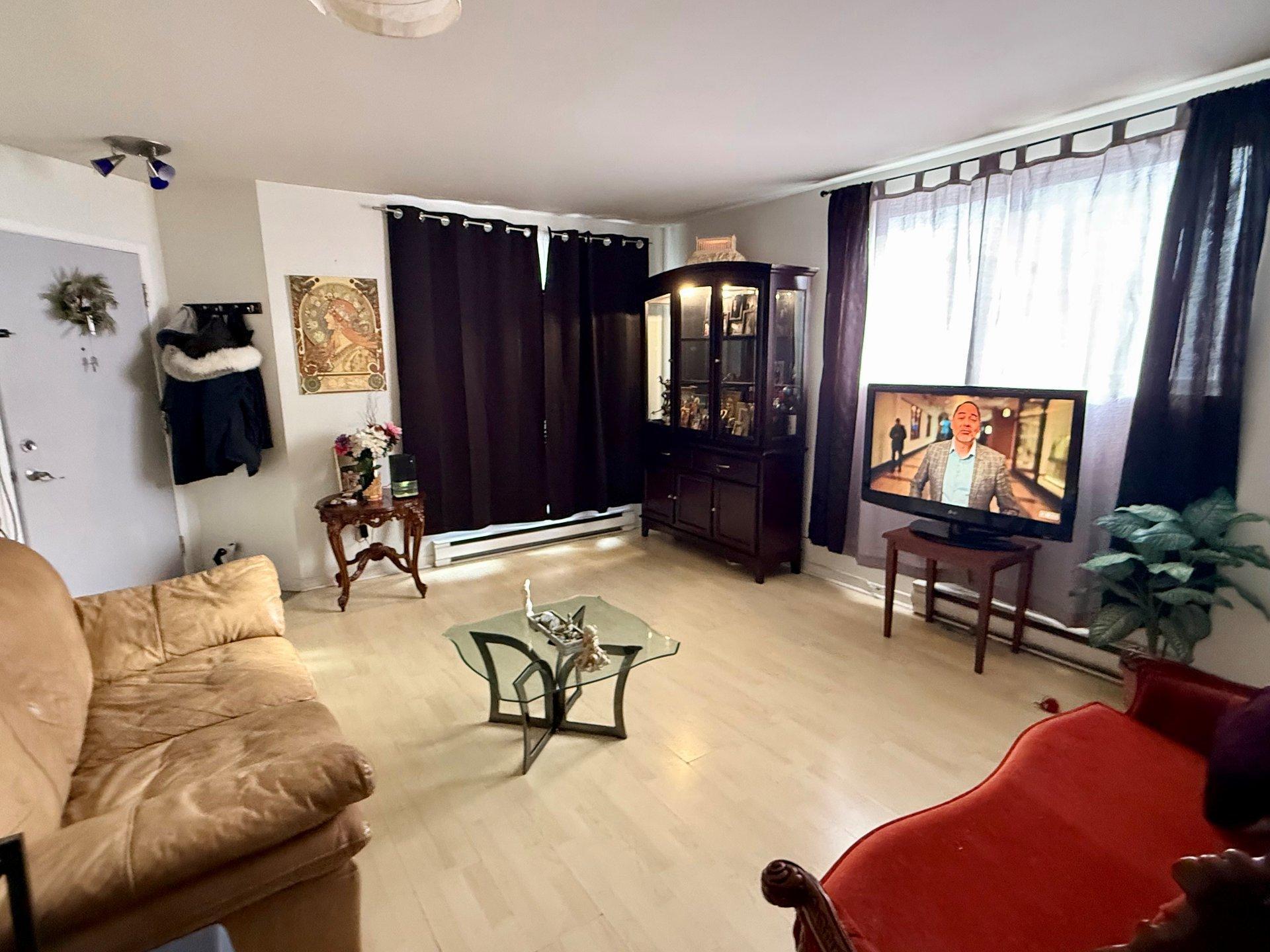 









5410

 - 5416


Av. Clarendon

,
Laval (Chomedey),




QC
H7W5B1

