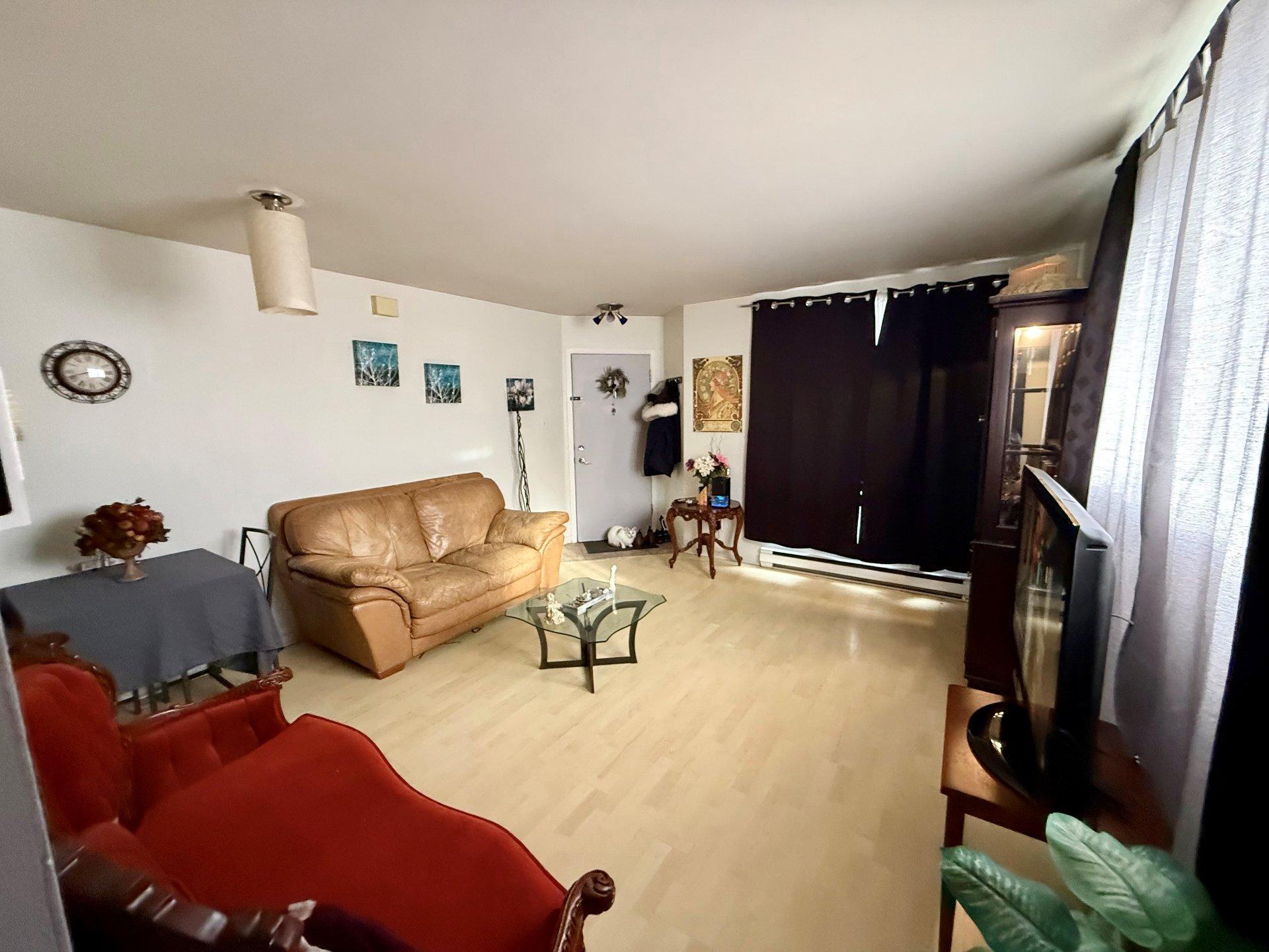 









5410

 - 5416


Av. Clarendon

,
Laval (Chomedey),




QC
H7W5B1

