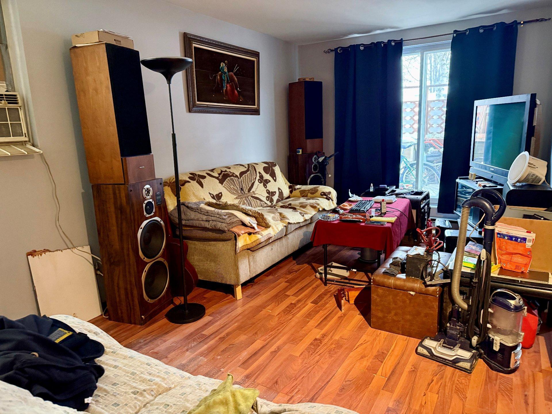 









5410

 - 5416


Av. Clarendon

,
Laval (Chomedey),




QC
H7W5B1

