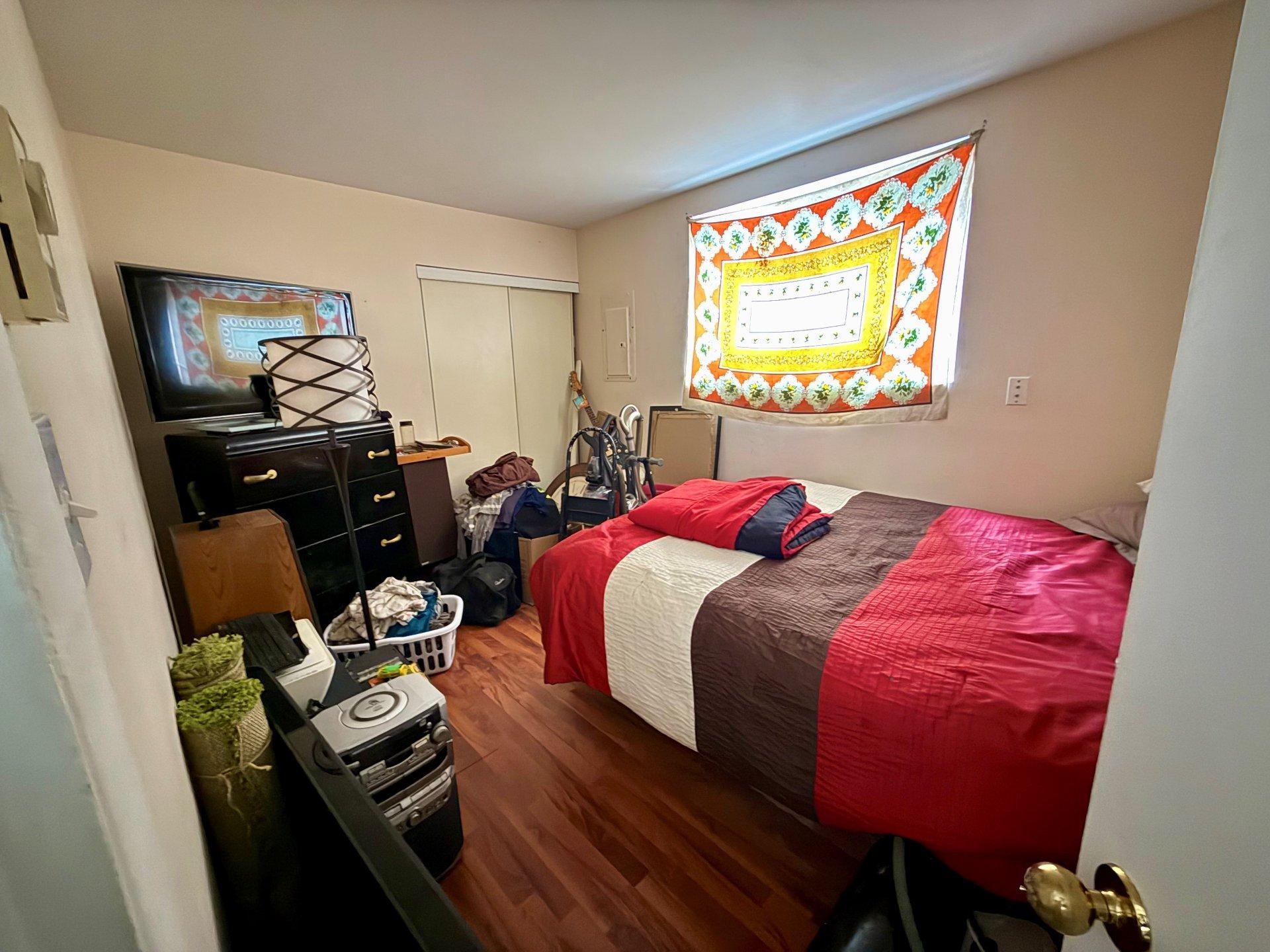 









5410

 - 5416


Av. Clarendon

,
Laval (Chomedey),




QC
H7W5B1

