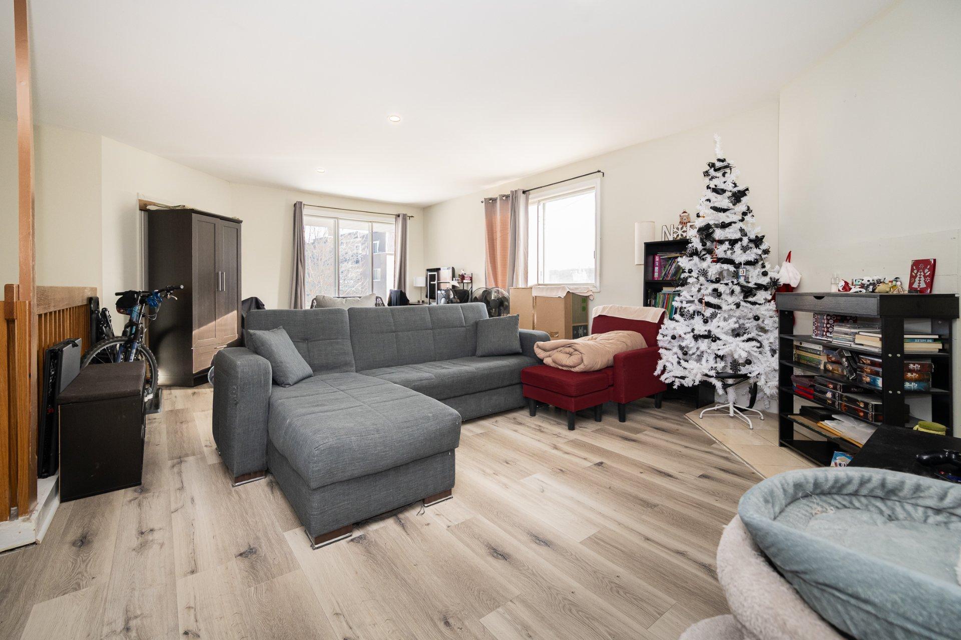 









5410

 - 5416


Av. Clarendon

,
Laval (Chomedey),




QC
H7W5B1

