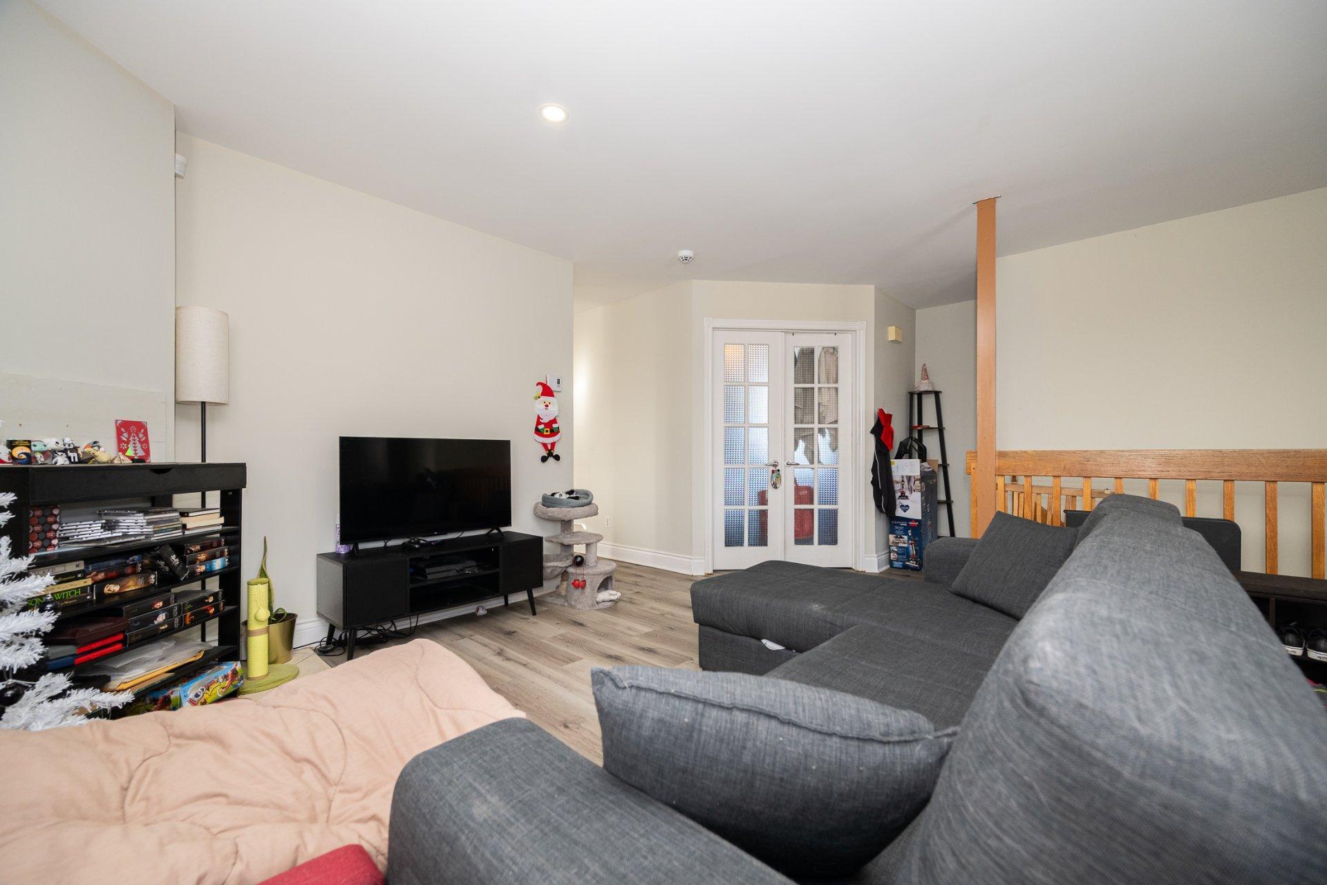 









5410

 - 5416


Av. Clarendon

,
Laval (Chomedey),




QC
H7W5B1

