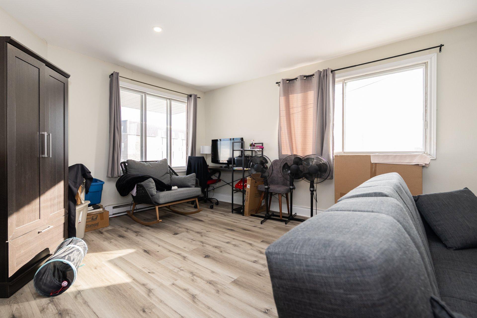 









5410

 - 5416


Av. Clarendon

,
Laval (Chomedey),




QC
H7W5B1

