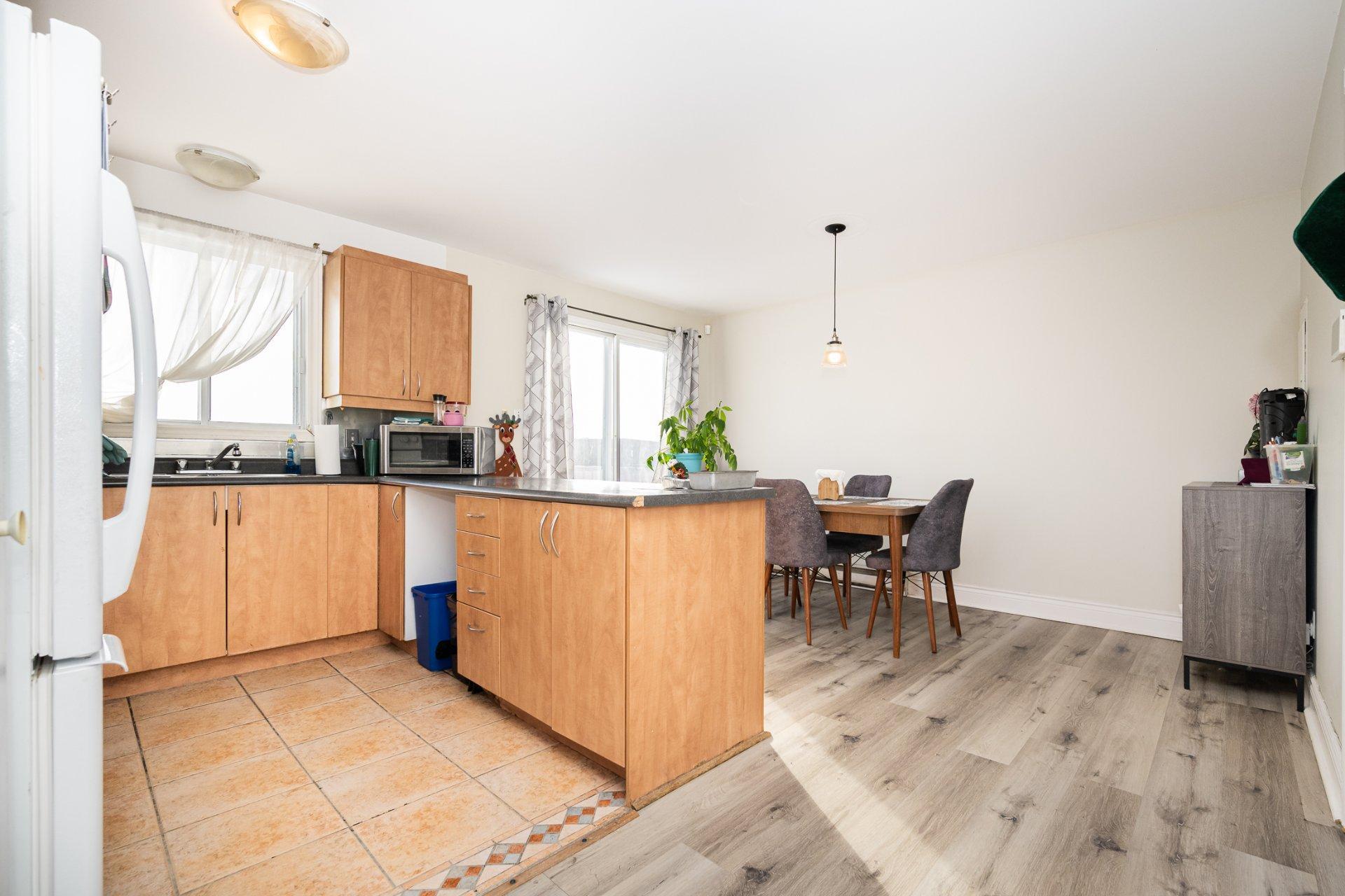 









5410

 - 5416


Av. Clarendon

,
Laval (Chomedey),




QC
H7W5B1

