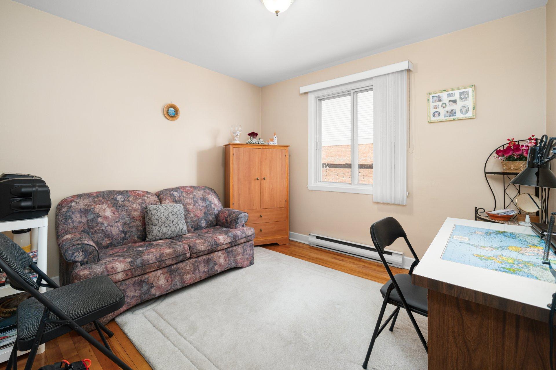 









1080


Rue Jean-De Brébeuf

,
Laval (Duvernay),




QC
H7E3Y5

