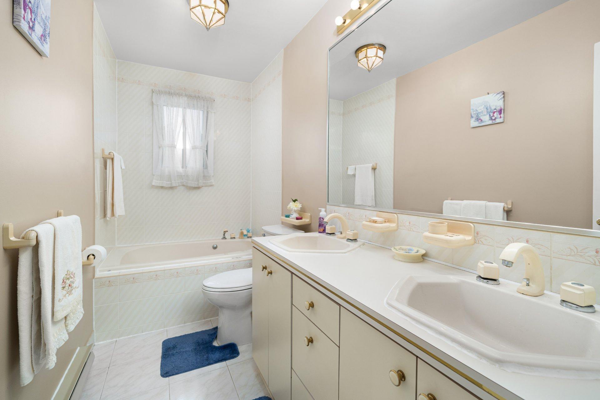 









1080


Rue Jean-De Brébeuf

,
Laval (Duvernay),




QC
H7E3Y5

