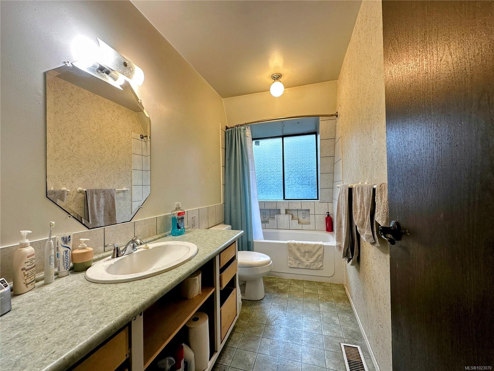 









4447


Yellow Point

Rd,
Ladysmith,




BC
V9G 1G5

