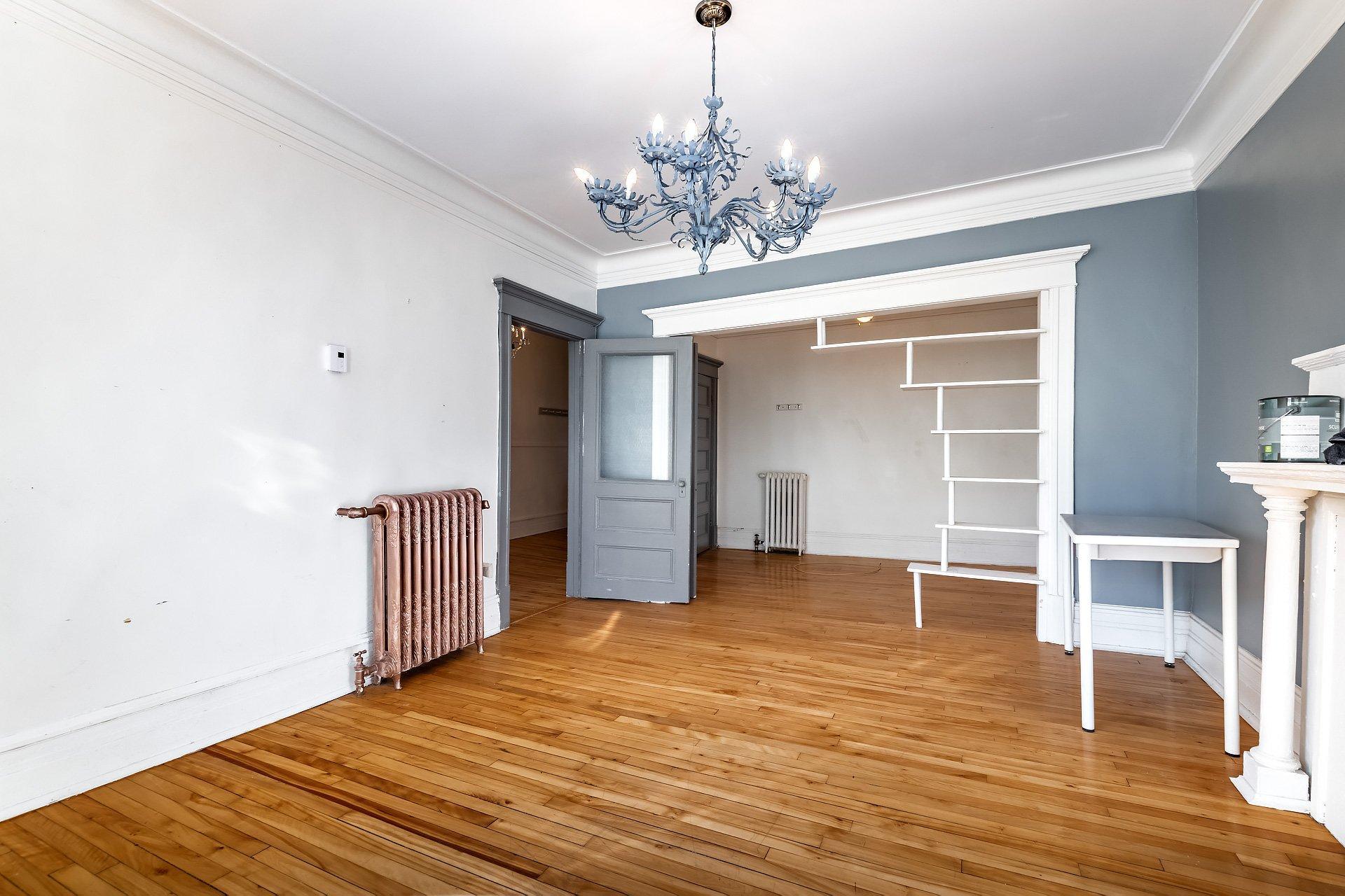 









7461


Av. De L'Épée

,
Montréal (Villeray/Saint-Michel/Parc-Extension),




QC
H3N2E4

