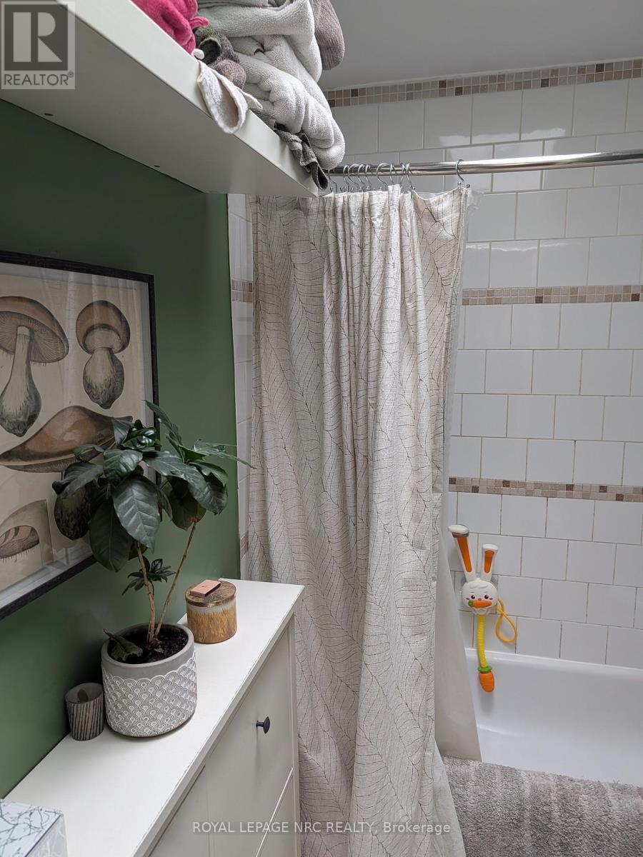 












6 NELLES ROAD N

,
Welland (Lincoln/Crowland),




Ontario
L3B2P2

