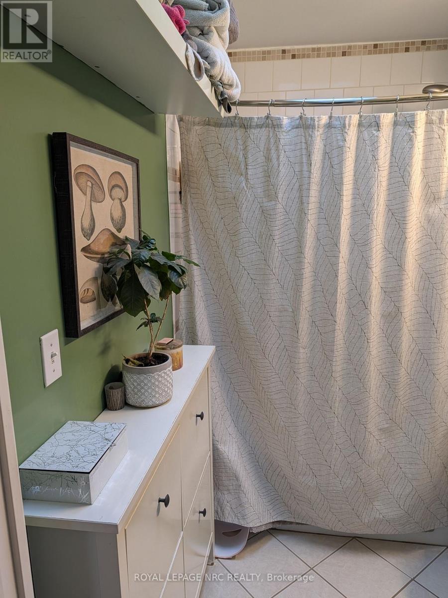 












6 NELLES ROAD N

,
Welland (Lincoln/Crowland),




Ontario
L3B2P2

