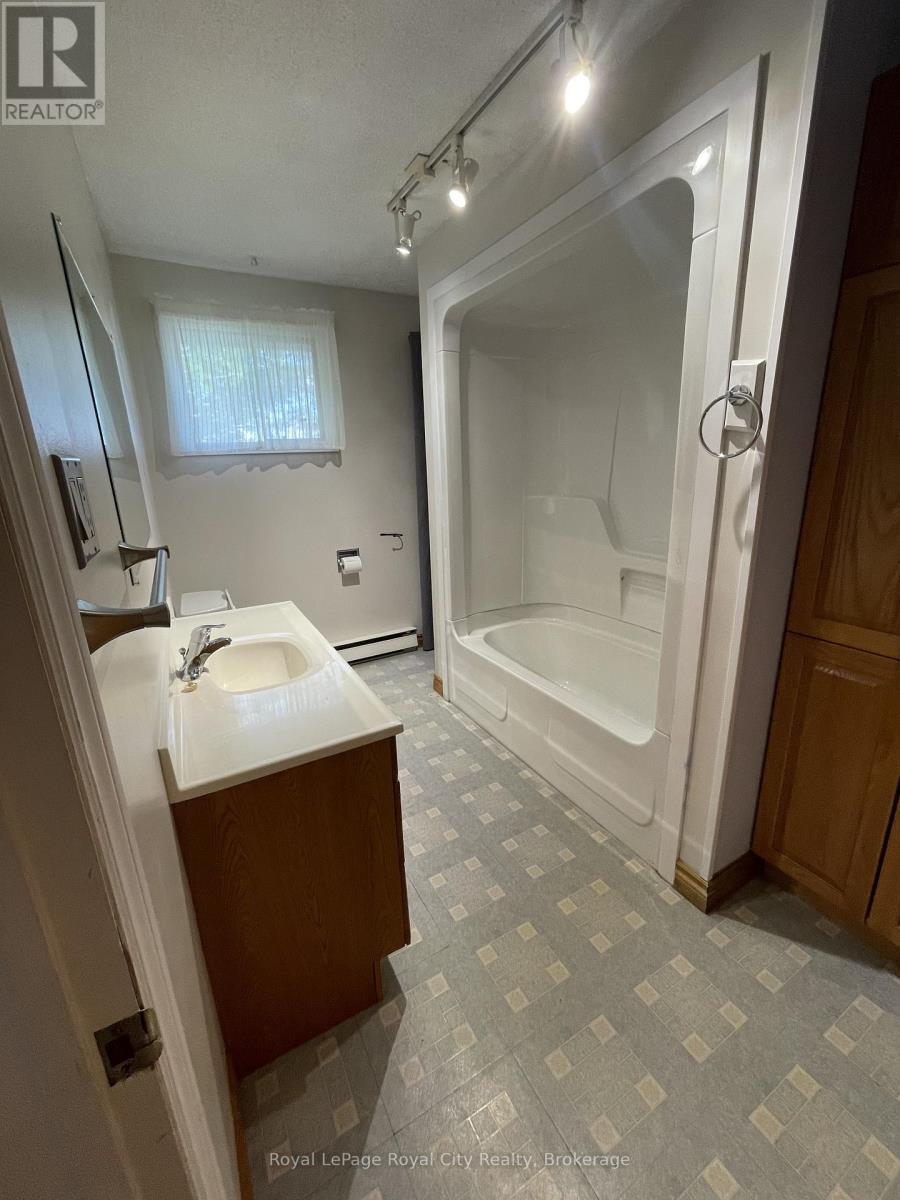 












245 SPEEDVALE AVENUE W

,
Guelph (Junction/Onward Willow),




Ontario
N1H1C5

