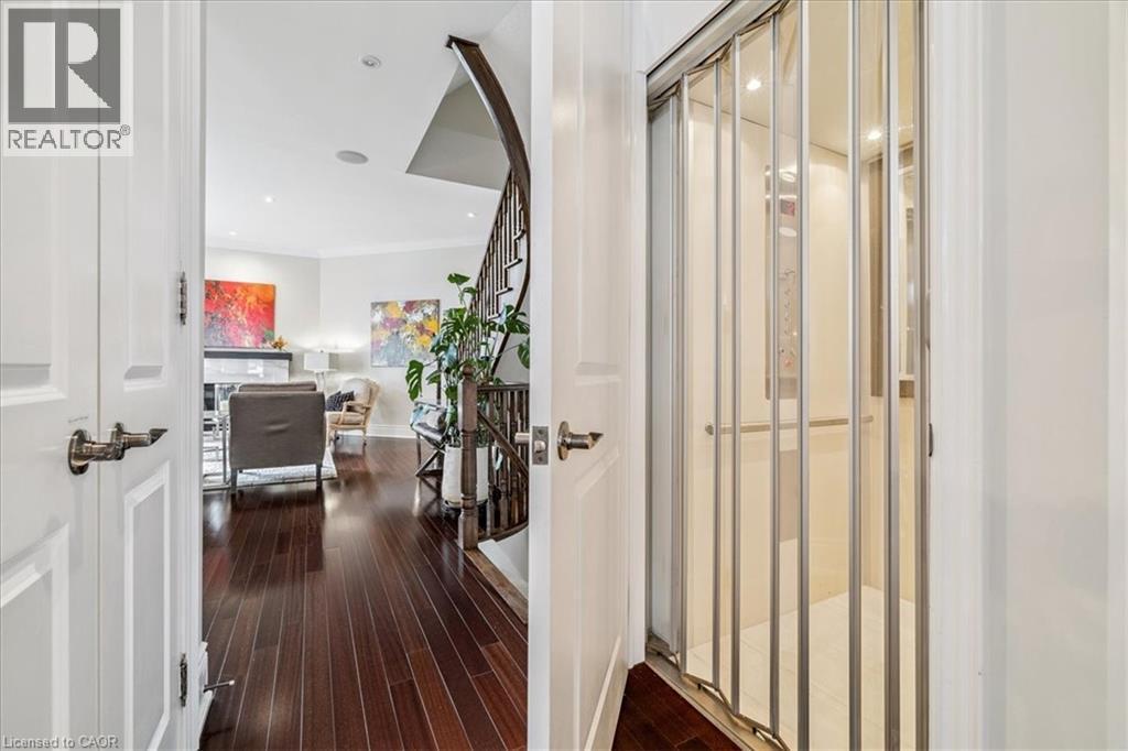 












120 BRONTE Road Unit# 3

,
Oakville,




Ontario
L6L3C1

