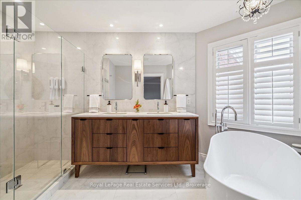 












3 - 120 BRONTE ROAD

,
Oakville (BR Bronte),




Ontario
L6L3C1

