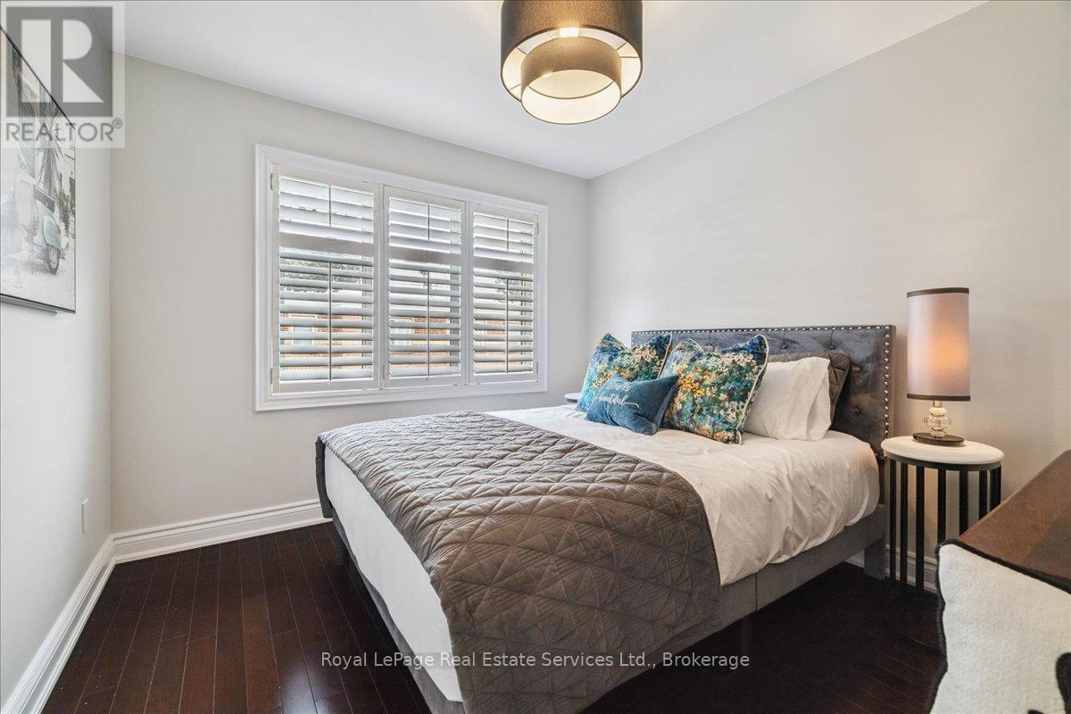 












3 - 120 BRONTE ROAD

,
Oakville (BR Bronte),




Ontario
L6L3C1

