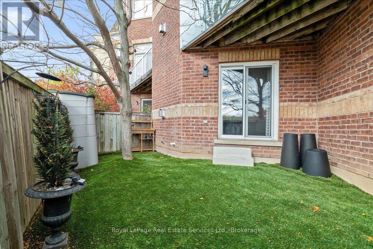 












3 - 120 BRONTE ROAD

,
Oakville (BR Bronte),




Ontario
L6L3C1

