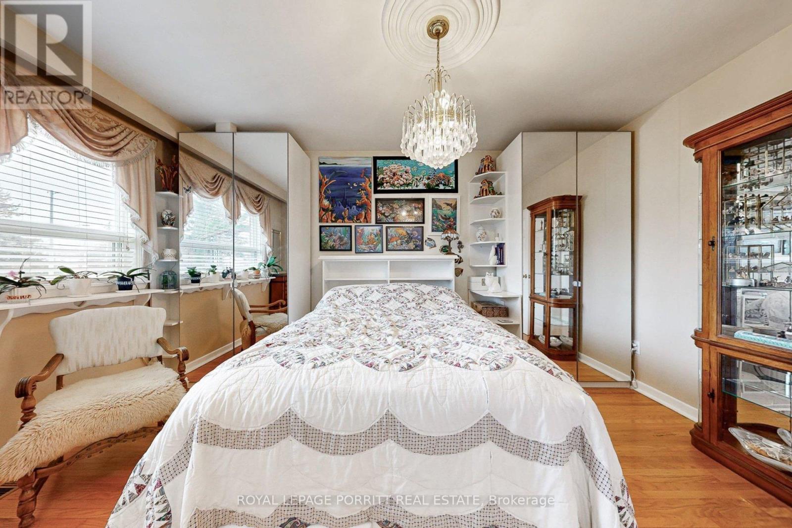 












1435 STRATHY AVENUE

,
Mississauga,




Ontario
L5E2L3

