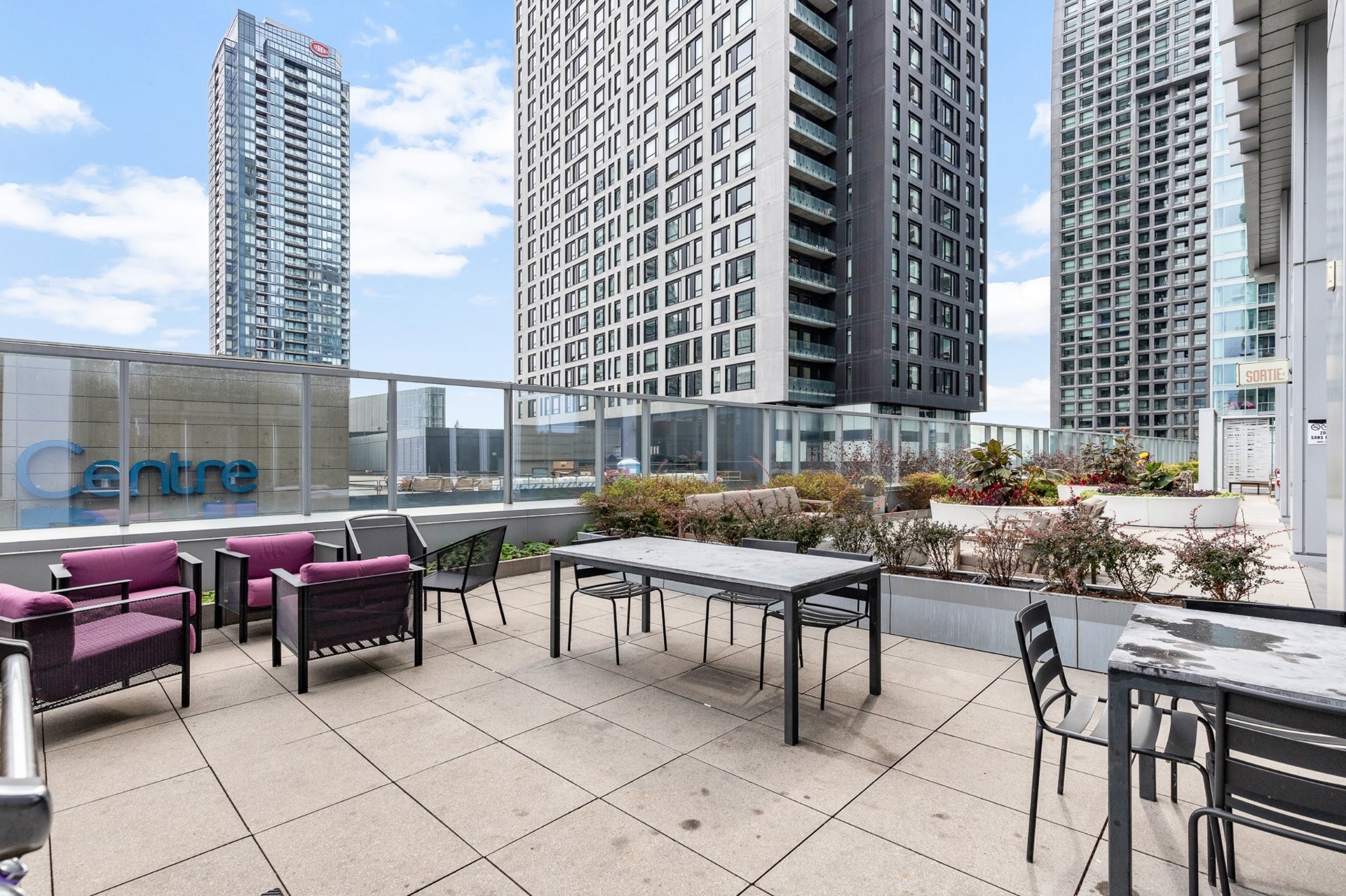 









1050


Rue Drummond

, 2303,
Montréal (Ville-Marie),




QC
H3B0G3

